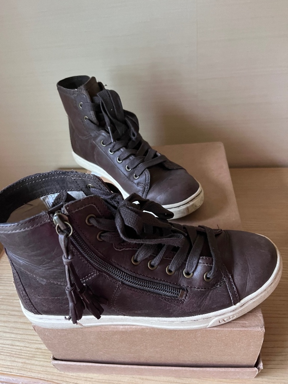UGG 7.5 HIGH TOP SNEAKERS